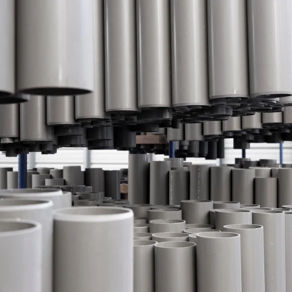 Un grand nombre de tubes gris empilés les uns sur les autres.