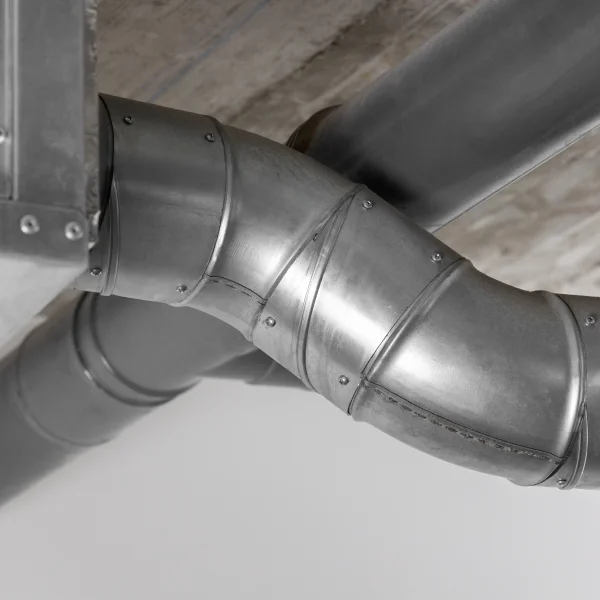 Une inspection par caméra d'un tuyau en métal, montrant des sections de tuyaux métalliques connectés.